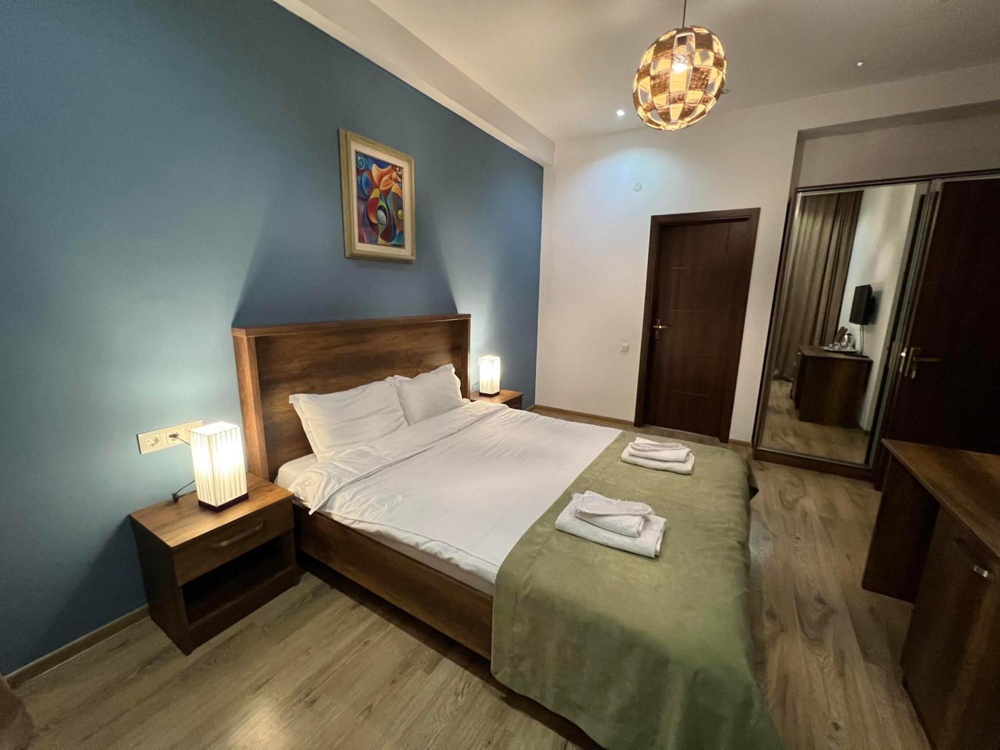Hotel King Tom Тбилиси Екстериор снимка