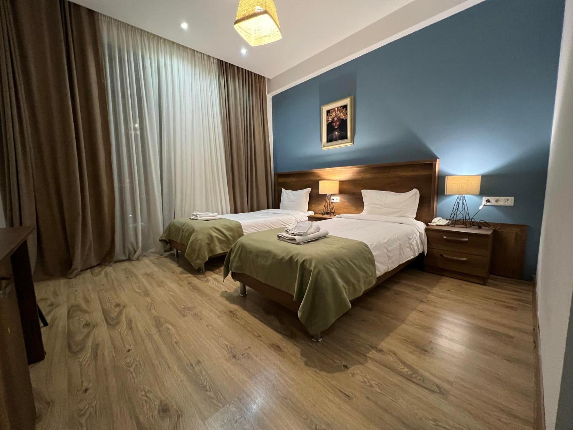 Hotel King Tom Тбилиси Екстериор снимка
