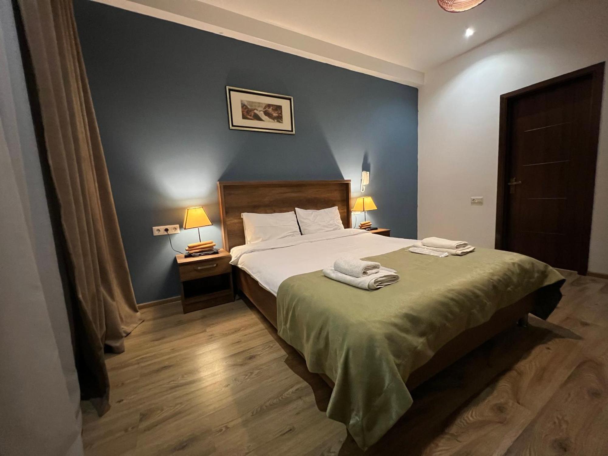 Hotel King Tom Тбилиси Екстериор снимка