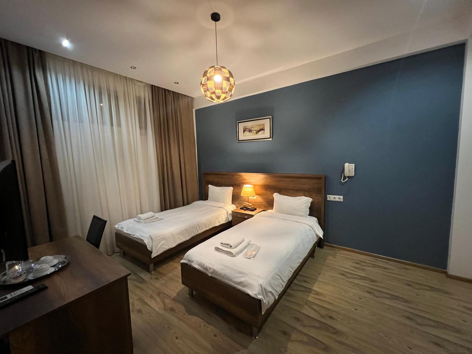 Hotel King Tom Тбилиси Екстериор снимка