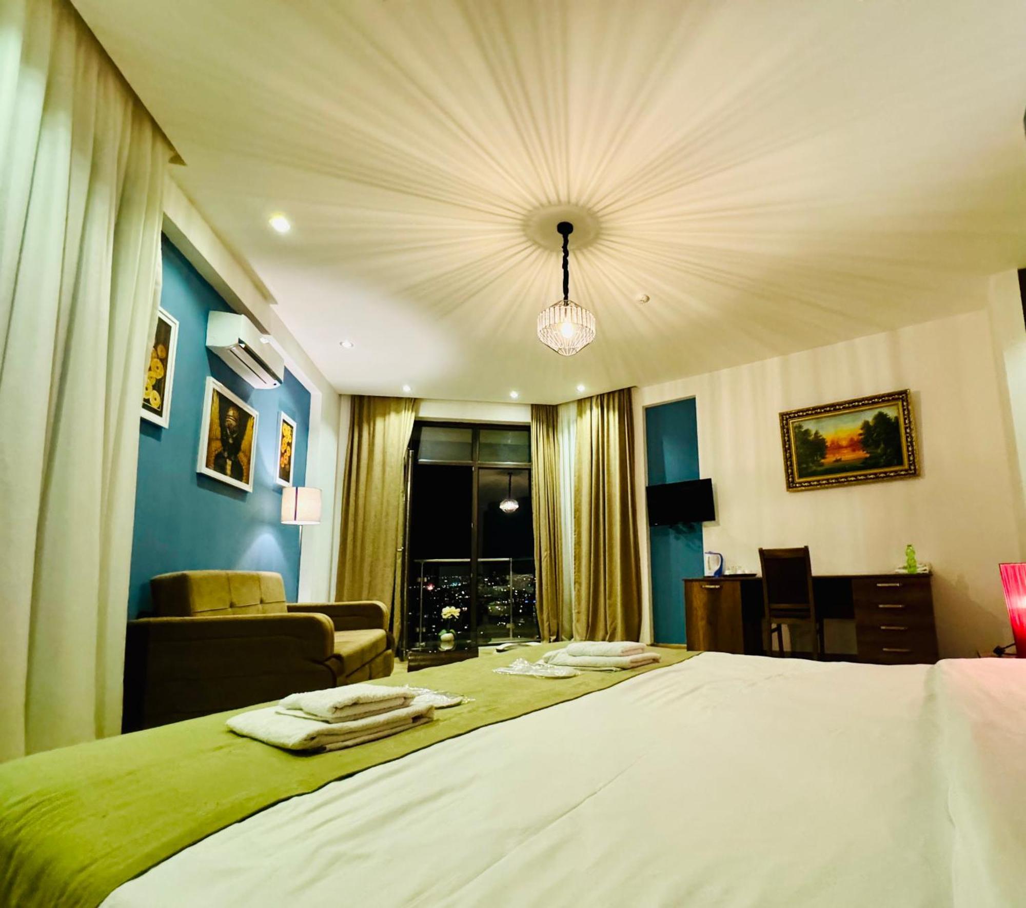Hotel King Tom Тбилиси Екстериор снимка