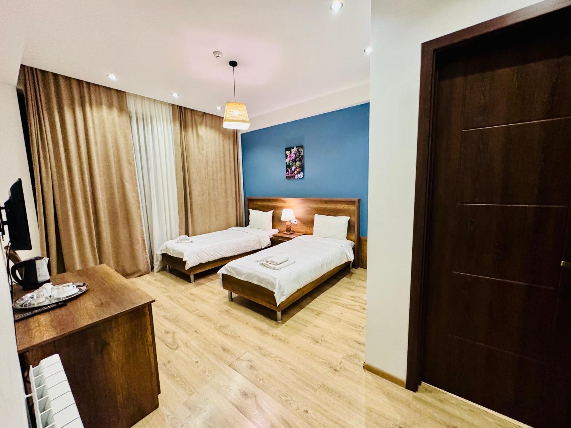 Hotel King Tom Тбилиси Екстериор снимка