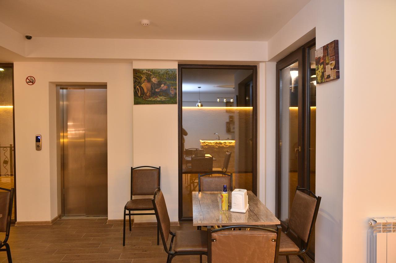 Hotel King Tom Тбилиси Екстериор снимка